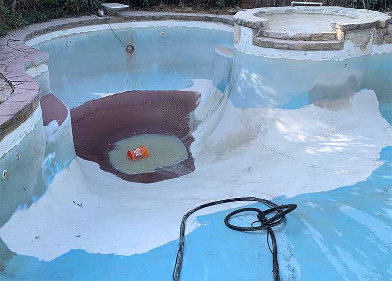 Remove paint from pool with dustless blasting
